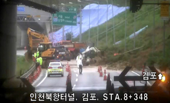호우특보가 발효된 인천에서 밤새 내린 많은 비로 11일 오전 수도권 제2순환고속도로에 토사가 흘러내려 차량 통행에 차질이 빚어지고 있다. 이 사고로 인천에서 김포 방면으로 이어지는 3개 차로의 차량 통행이 한때 전면 중단됐다. [인천김포고속도로 주식회사 홈페이지 화면 캡처]